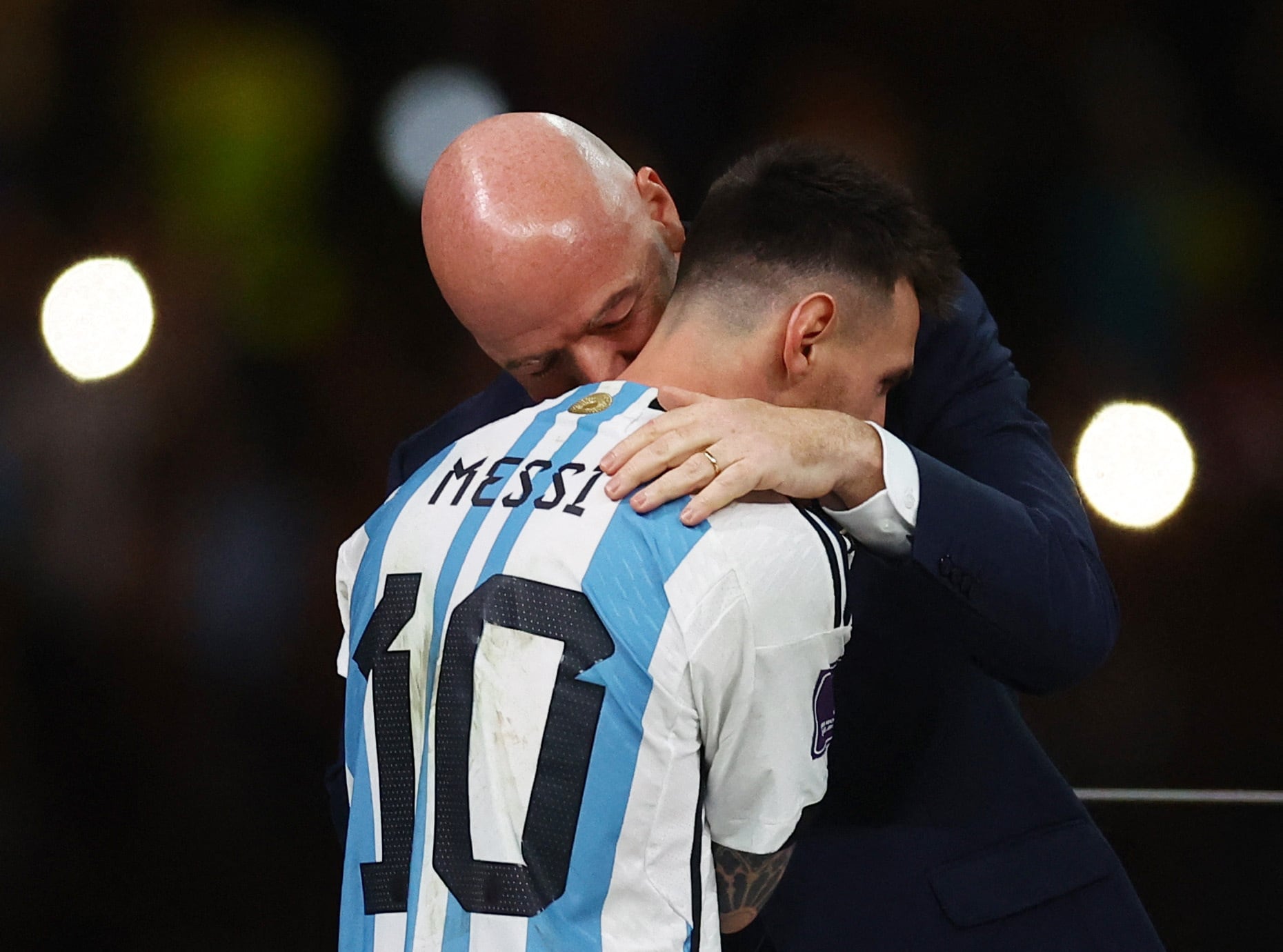Gianni Infantino le dedicó unas palabras a Messi tras su retiro (REUTERS/Kai Pfaffenbach)