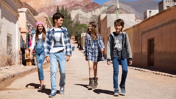 Los 'key items' de esta propuesta son los abrigos forrados en corderito, las parkas armys y camufladas, buzos amplios, camisas y jardineros en denim, vestidos a cuadros y los chalecos que se usan encima del look.