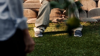 De no poder comunicarse a publicar una novela: la historia de Woody Brown