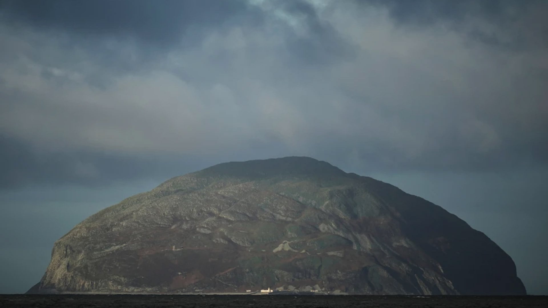 Ailsa Craig, la isla volcánica que es clave para el curling (AP)