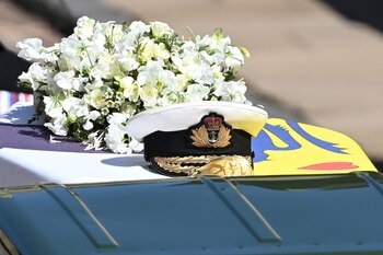La gorra militar sobre el féretro del Duque de Edimburgo, mientras es transportado en una Land Rover especialmente modificada para el funeral, hasta la Capilla de San Jorge