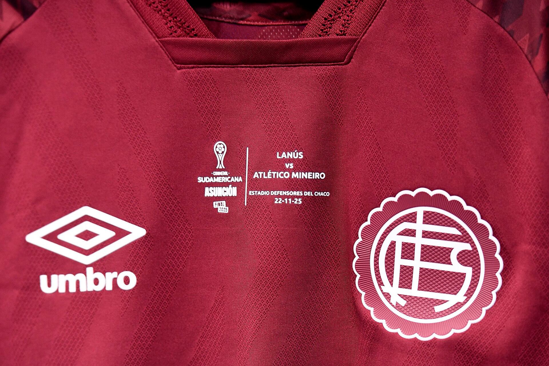 La leyenda impresa en el frente de la camiseta sobre la final de la Copa Sudamericana (@clublanus)