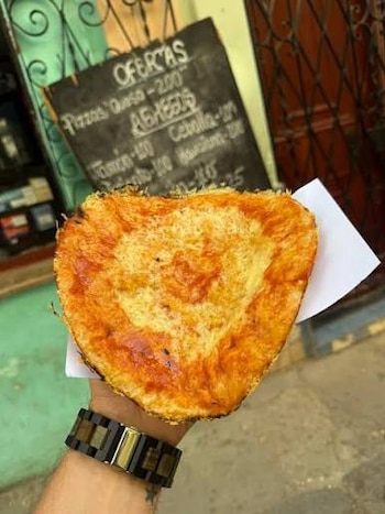 El tradicional alimento callejero oscila entre cien pesos en puestos provinciales y cifras astronómicas en restaurantes habaneros, lo que refleja una profunda brecha territorial generada por la constante devaluación de la moneda nacional. (Imagen de cortesía)