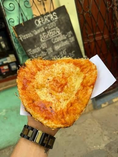 El tradicional alimento callejero oscila entre cien pesos en puestos provinciales y cifras astronómicas en restaurantes habaneros, lo que refleja una profunda brecha territorial generada por la constante devaluación de la moneda nacional. (Imagen de cortesía)