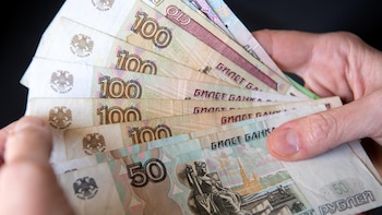 Rusia baja los tipos menos de lo esperado ante las presiones inflacionistas y una política fiscal expansiva