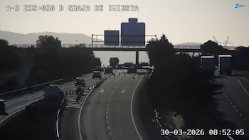 Corte en la A-3: un camión incendiado obliga a cerrar los dos carriles en dirección Madrid a la altura de Castillejo de Iniesta (Cuenca)