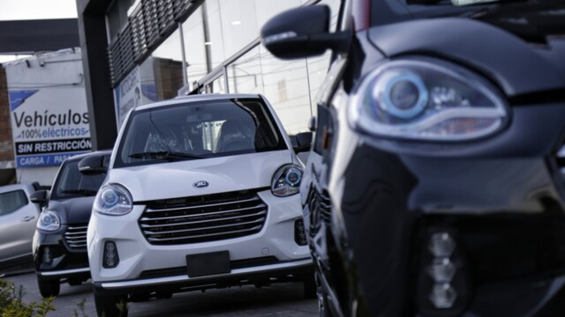 La rápida venta de vehículos eléctricos en Colombia no va acompañada por el crecimiento de la red de carga, profundizando la brecha entre autos e infraestructura - crédito Colprensa
