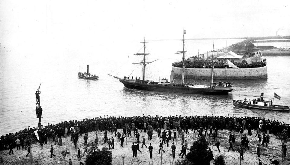 Rumbo a la Antártida: partida de la corbeta Uruguay. Fue despedida por el presidente y su gabinete (Argentina.gob.ar)