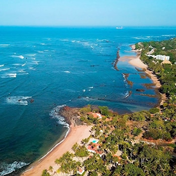Las playas de arena dorada y roca volcánica de El Salvador