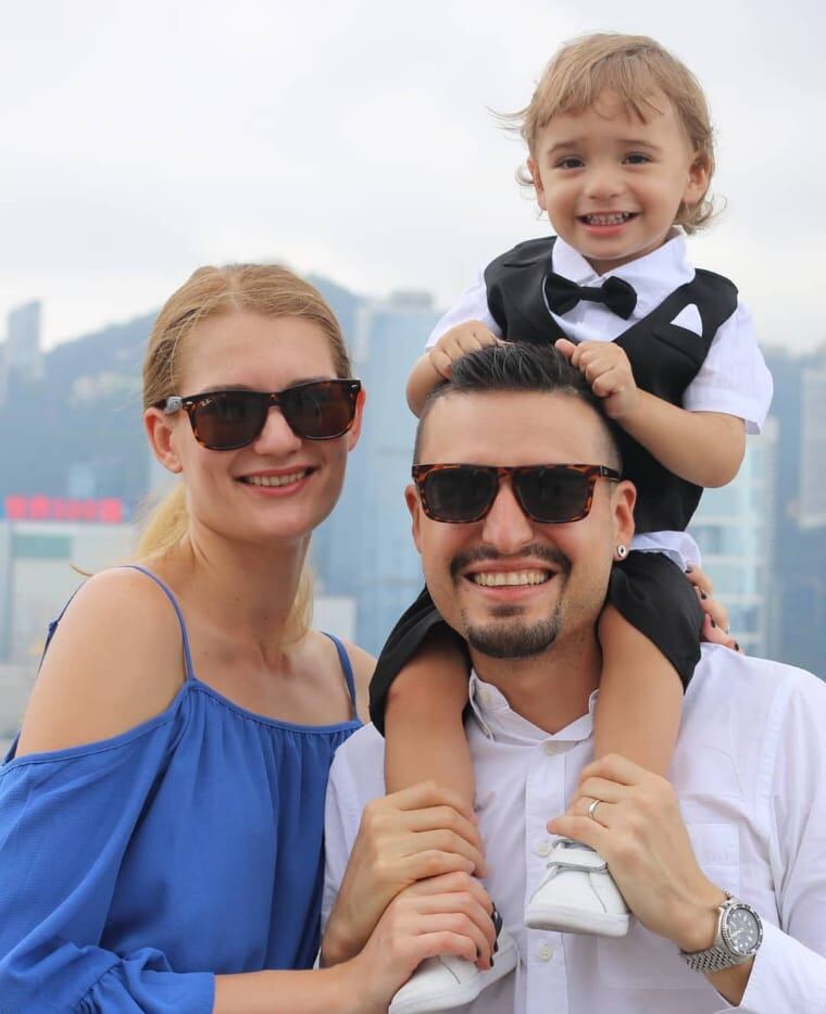 Guillermo junto a su hijo y su esposa