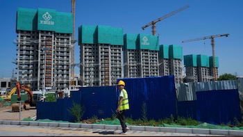 Un obrero pasa por delante