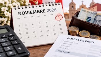 Calendario de noviembre de 2026 con el día uno marcado, una calculadora, una boleta de pago, monedas y billetes peruanos sobre una mesa