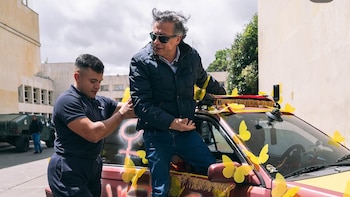 Petro se subió a un carro por la ventana para defender su gestión en particular entrevista con influenciadores: “La gente se me junta mucho”