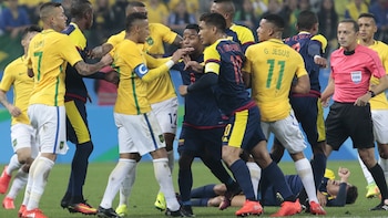 Neymar y Teófilo Gutiérrez se encararon mutuamente en la pelea, disparando la tensión al máximo - crédito AFP