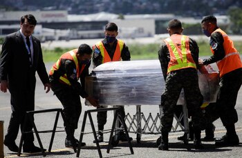 Autoridades trasladan un cuerpo en