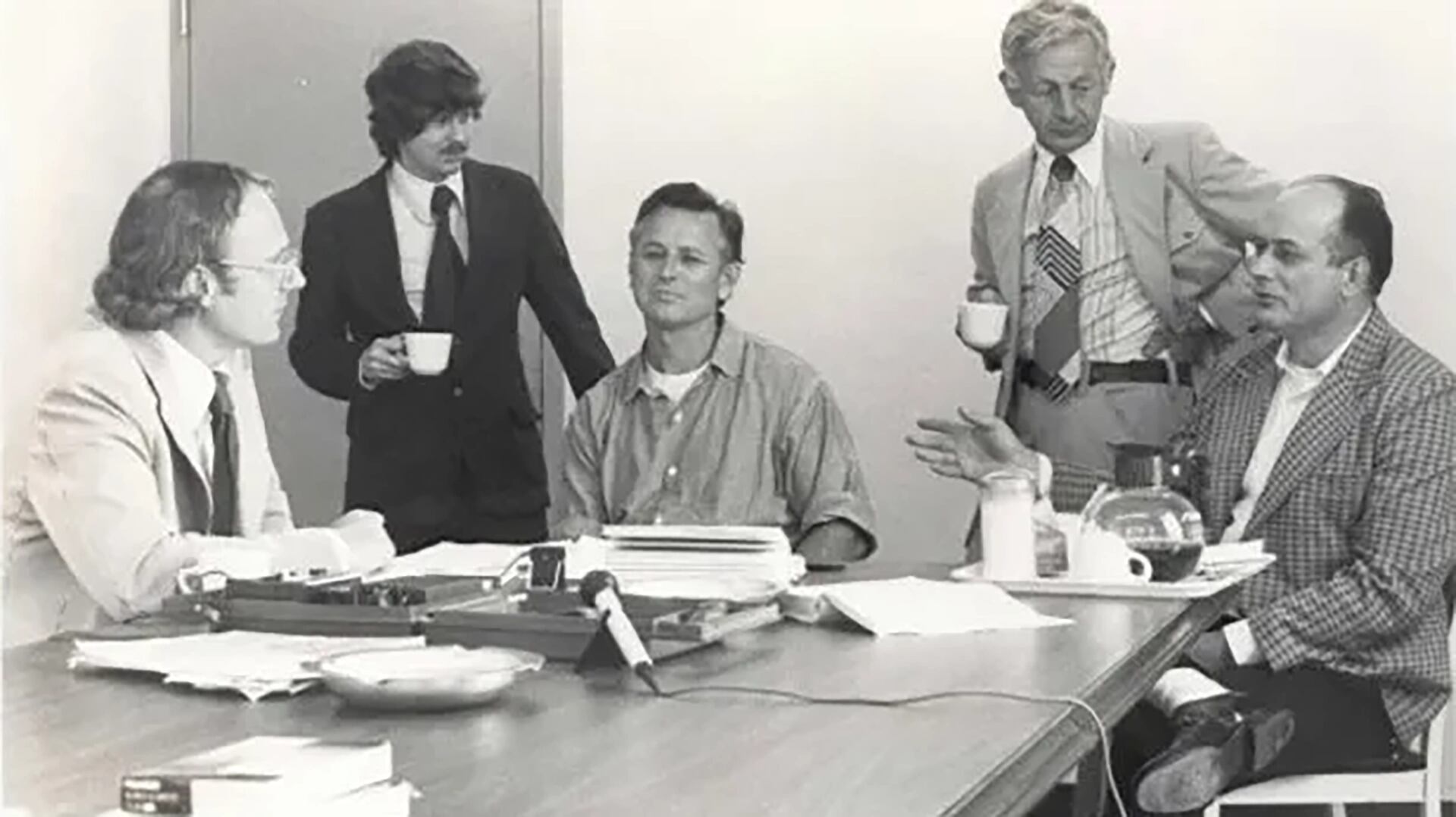 Ray, sentado en el centro. A su izquierda uno de sus abogados, en 1977 (Casa Antiques Inc.)