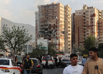 Personas caminan cerca de un