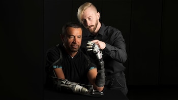 Con IA, una mano biónica