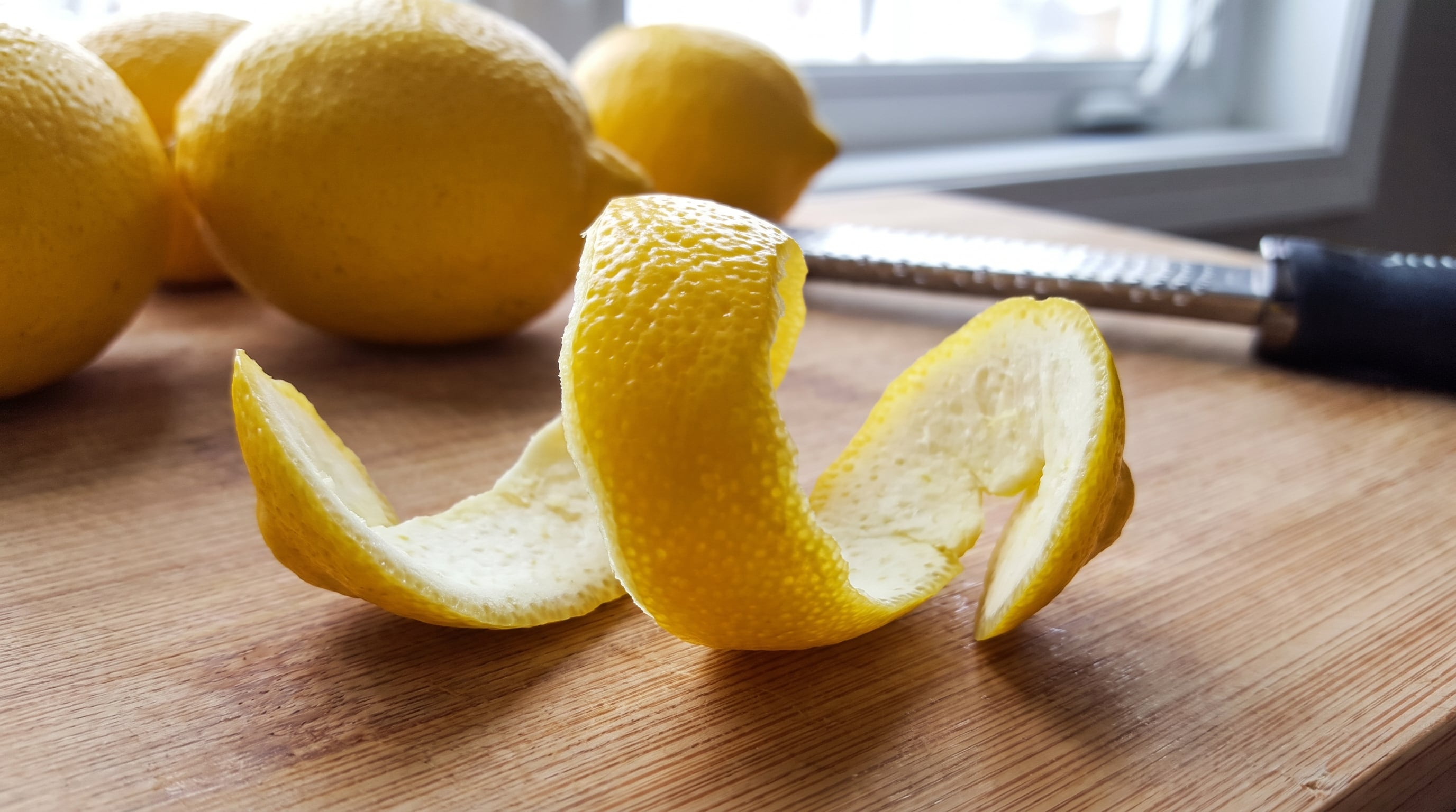 La cáscara de limón puede aportar más antioxidantes que la pulpa o el jugo y, según VeryWell Health, ayuda a frenar bacterias de la boca asociadas con caries e infecciones de las encías (Imagen Ilustrativa Infobae)