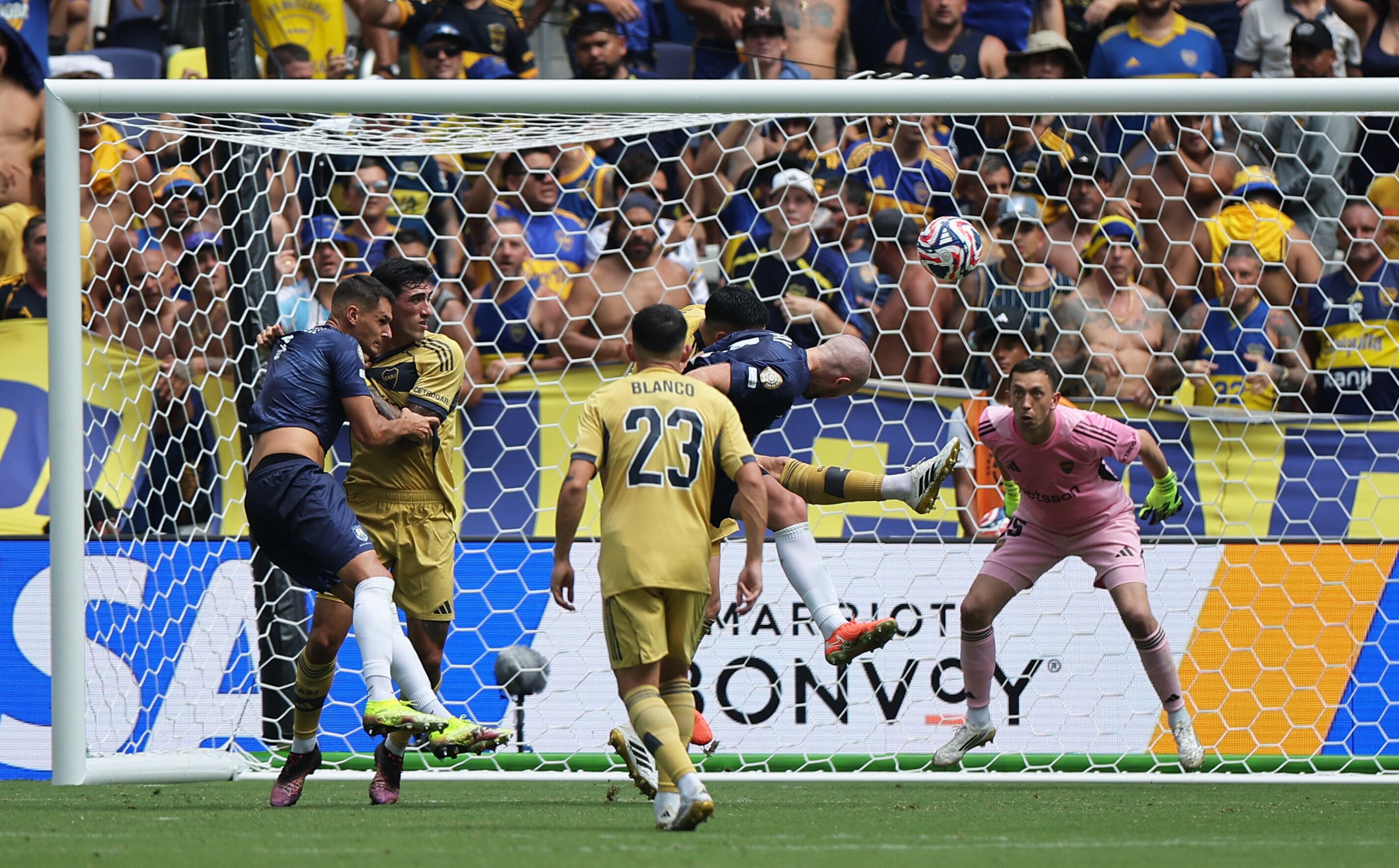 El cabezazo de Christian Gray dejó sin chances a Agustín Marchesín