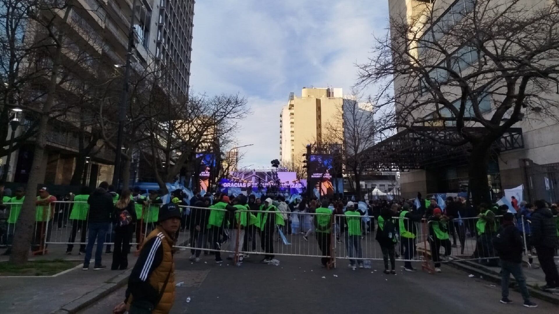 Escenario en el búnker de Fuerza Patria, en La Plata