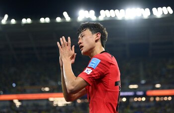 Lee Jae-sung festeja el descuento.