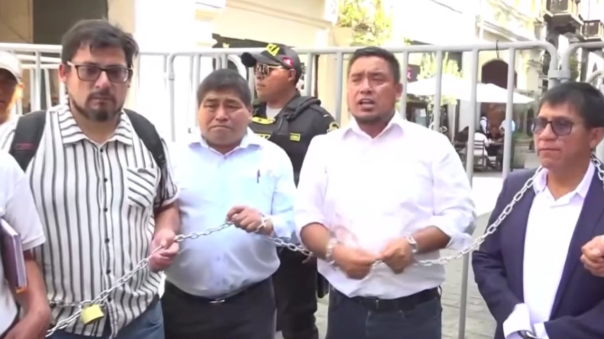 Alcaldes protestan encadenados en Lima y denuncian abandono de obras públicas en regiones. (Foto:Captura video/ Exitosa)