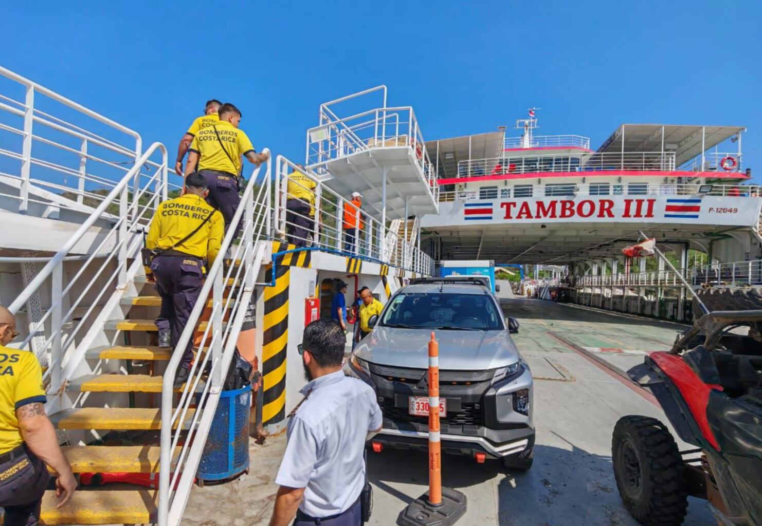 El ejercicio contempló procedimientos de evacuación de pasajeros y vehículos dentro del ferry Tambor III. Crédito: Bomberos de Costa Rica