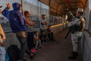 Venezolanos esperando para cruzar a