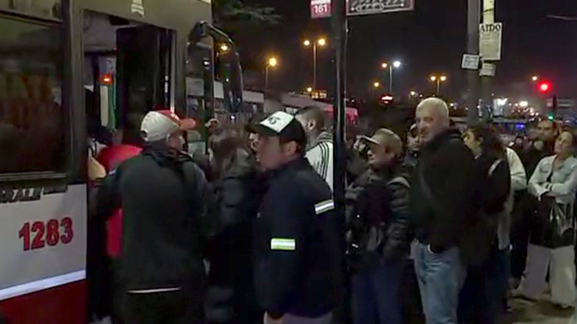 El panorama en Constitución. con los colectivos abarrotados de personas