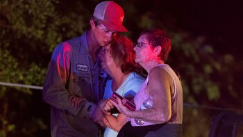 Personas se abrazan después de