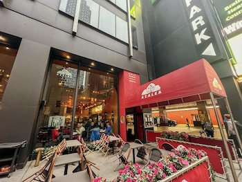 La actividad de Broadway impulsa el consumo en bares, cafeterías y restaurantes cercanos a las salas.