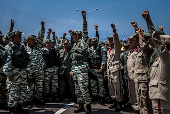 Soldados venezolanos y miembros de