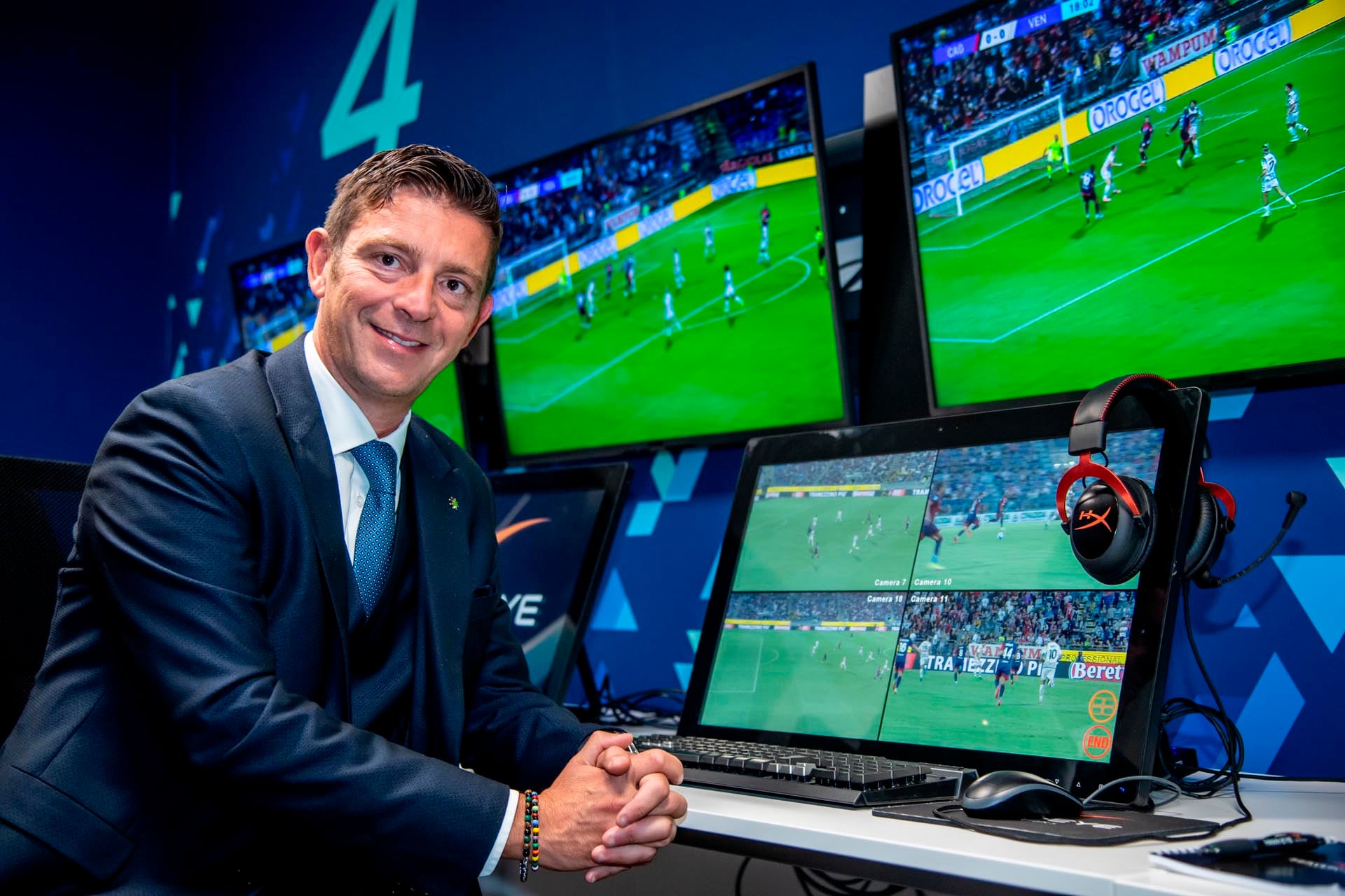 Gianluca Rocchi, ex árbitro internacional, sonríe mientras supervisa un partido de fútbol desde la sala VAR (Grosby)