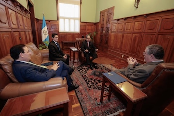 Tras reunirse con Néctor Guilebaldo de León, el presidente Bernardo Arévalo concluye las entrevistas personales con los seis candidatos a Fiscal General de Guatemala para el período 2026-2030. (Cortesía: Bernardo Arévalo)