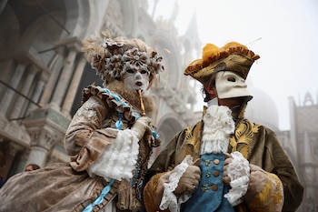 Se realizan desfiles organizados en los que la gente se disfraza con vestidos venecianos del siglo XVII