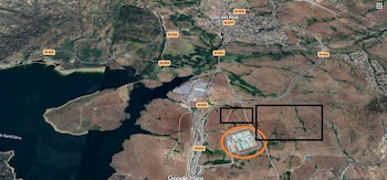 En círculo naranja, la prisión de Soto del Real. Señalados con cuadrados negros, los terrenos donde se instalarían los paneles