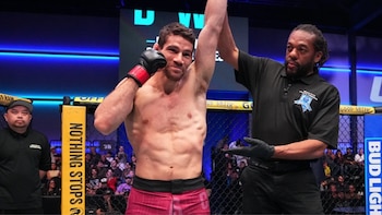 Un peruano más a la UFC: notable performance de Ian Escuza para finalizar al italiano Luca Borando e impresionar a Dana White