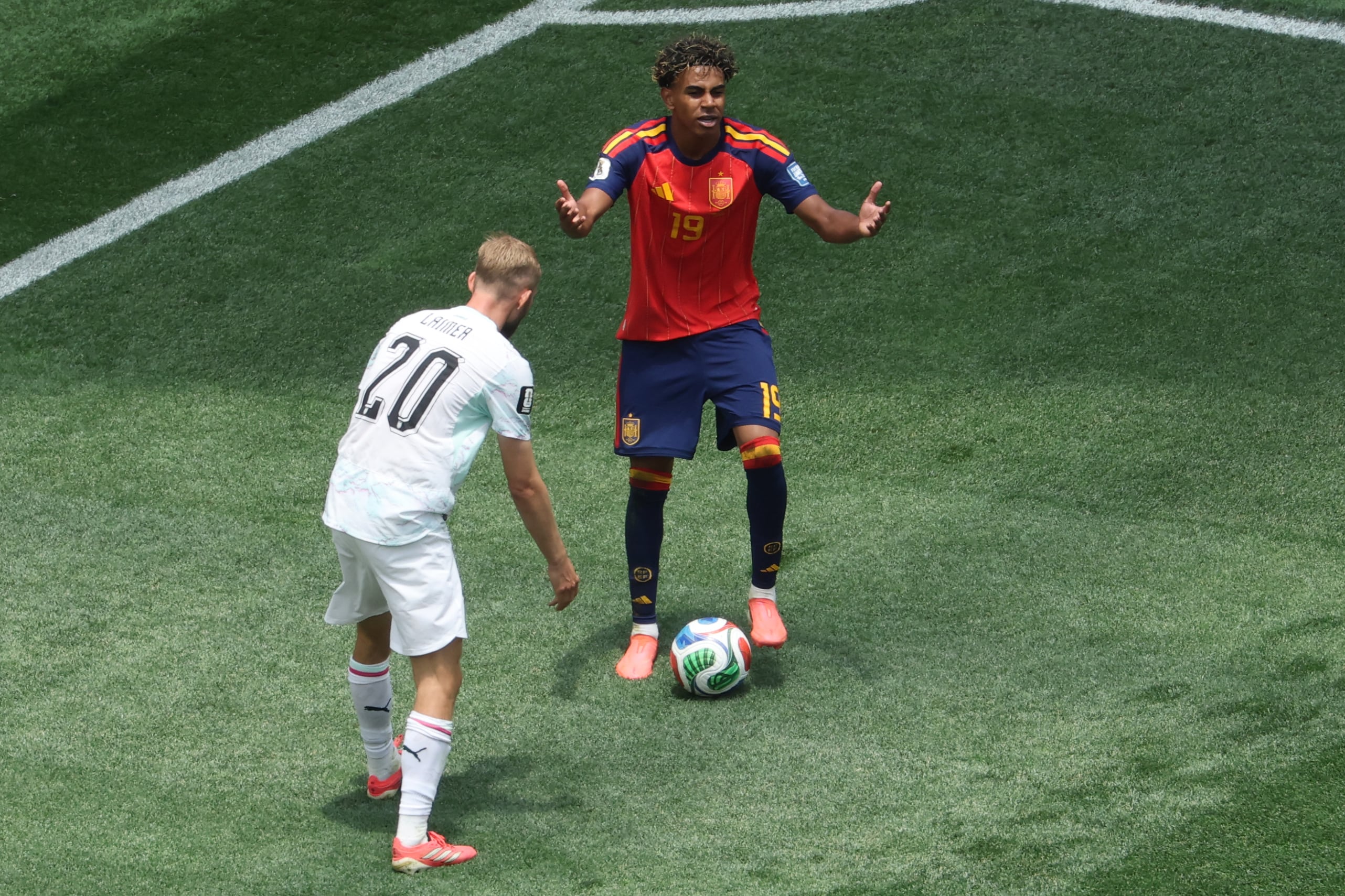 Lamine Yamal (c) de España disputa el balón con Konrad Laimer de Austria este jueves, en un partido por los dieciseisavos de final del Mundial de la FIFA 2026 entre España y Austria en el estadio SoFi en Los Ángeles (Estados Unidos). EFE/ David Toro