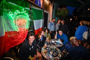 Han reabierto pubs, restaurantes, teatros,