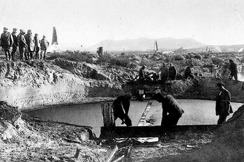 Empleados de YPF trabajan en el pozo 128 de provincia de Chubut, en el año 1923 (YPF)