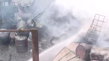 Explosiones y fuego en almacén clandestino ponen en riesgo viviendas en Villa El Salvador. (Foto: Captura de video: Latina)