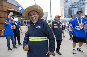 Decenas de aficionados con raíces hispanas llenaron el estadio con ritmos autóctonos y bailes folclóricos, demostrando que su orgullo cultural tiene cabida en espacios invernales donde antes no solían verse reflejados habitualmente. (Imagen de cortesía)