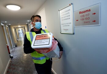 Un trabajador sanitario en uno