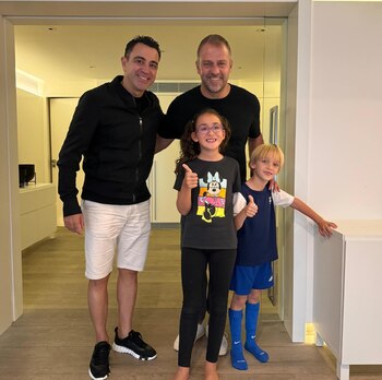 Xavi Hernández y Hansi Flick.