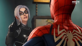 Black Cat con traje negro y máscara apuntando a Spider-Man, visto de espaldas con su traje rojo y azul, en un escenario interior