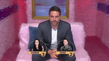 Hombre con gafas sentado en un sofá de pelo rosa. En primer plano, dos recuadros con fotos: una mujer identificada como Ximena con 3 puntos y un hombre como Yahir con 2 puntos