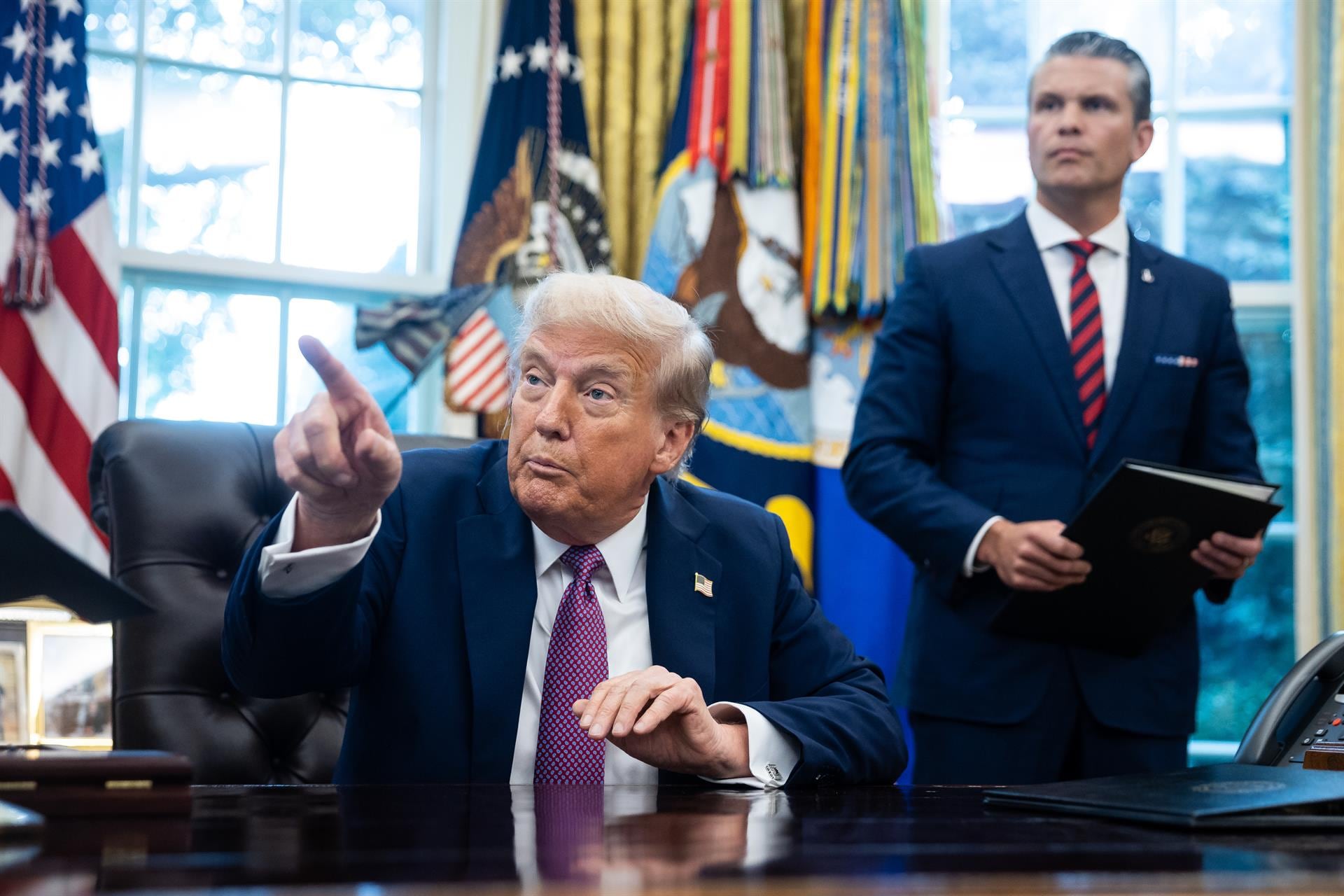 El presidente de Estados Unidos, Donald Trump, junto al secretario de Defensa Pete Hegseth (Foto: EP)