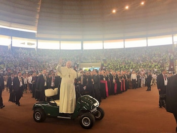 El papa Francisco llega al Coliseo Regional Madre de Dios, donde tendrá un encuentro con más de 4 mil miembros de diferentes pueblos de la Amazonía. (Facebook: Papa Francisco en el Perú)