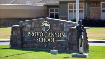 Letrero de la escuela Provo Canyon School, campus Springville, Utah